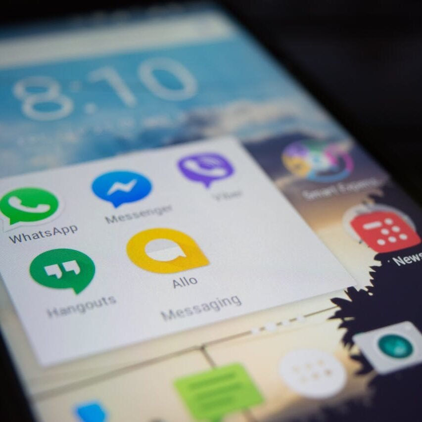 pexels-photo-177707 Smartphone screen showing various messaging apps like WhatsApp and Messenger.